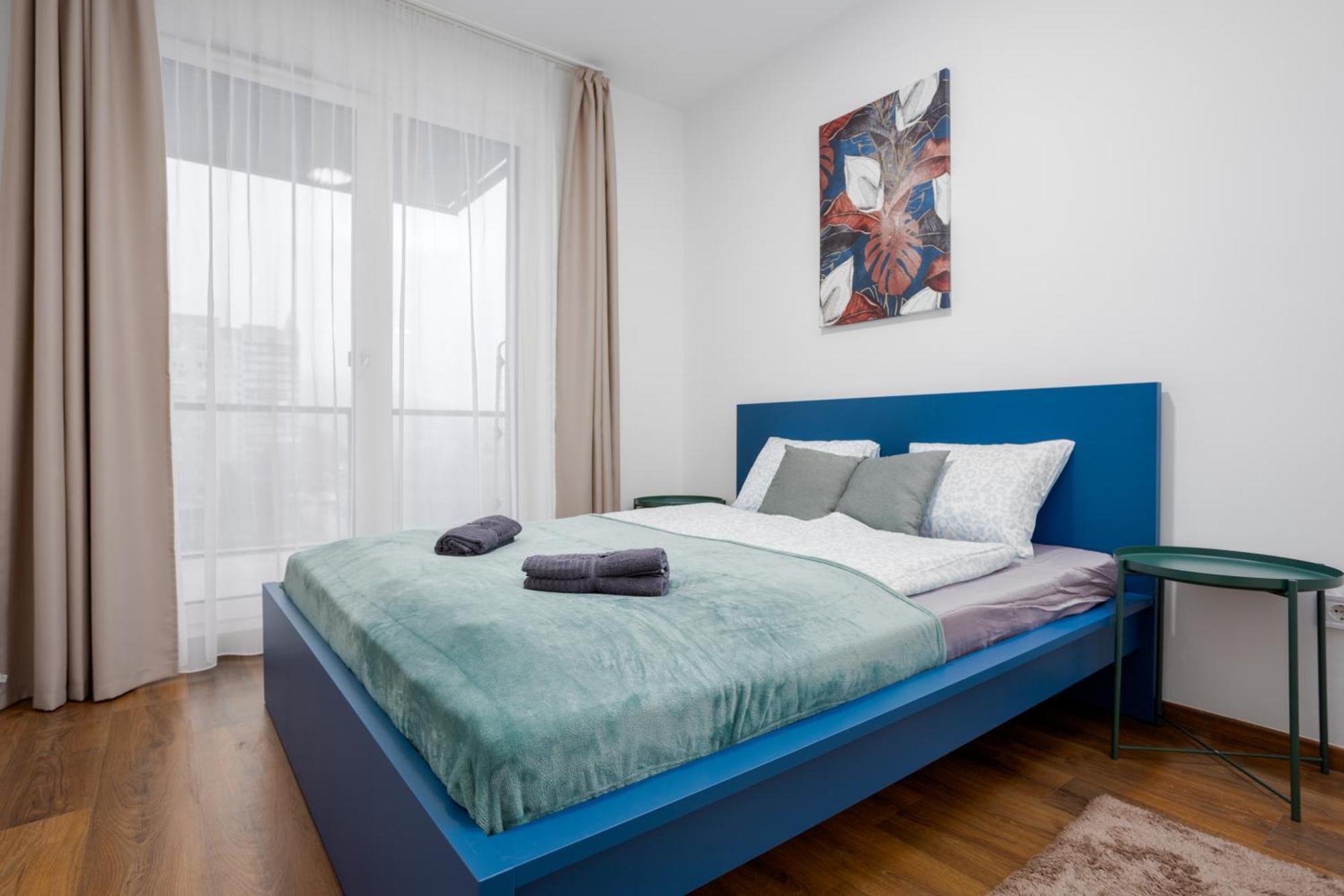 Waterfront Azure Loft With Free Parking Apartment