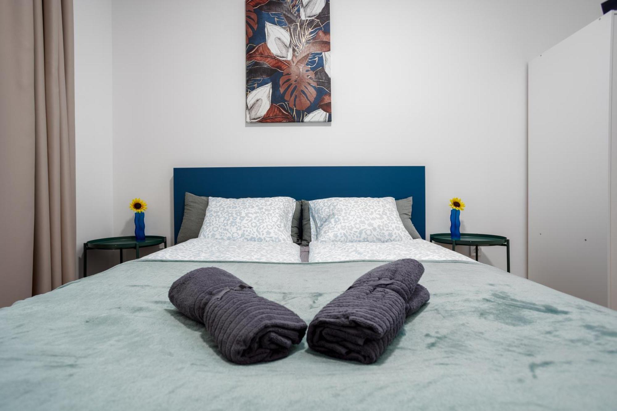 Waterfront Azure Loft With Free Parking Apartment