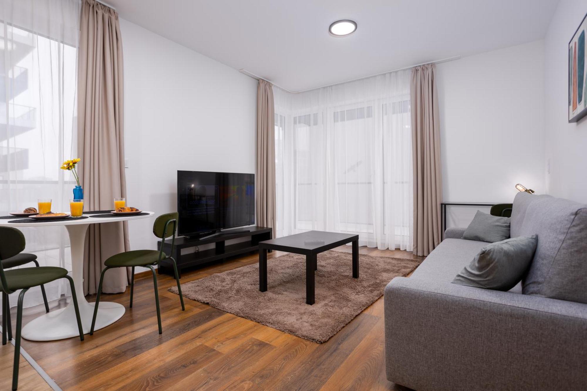 Waterfront Azure Loft With Free Parking Apartment
